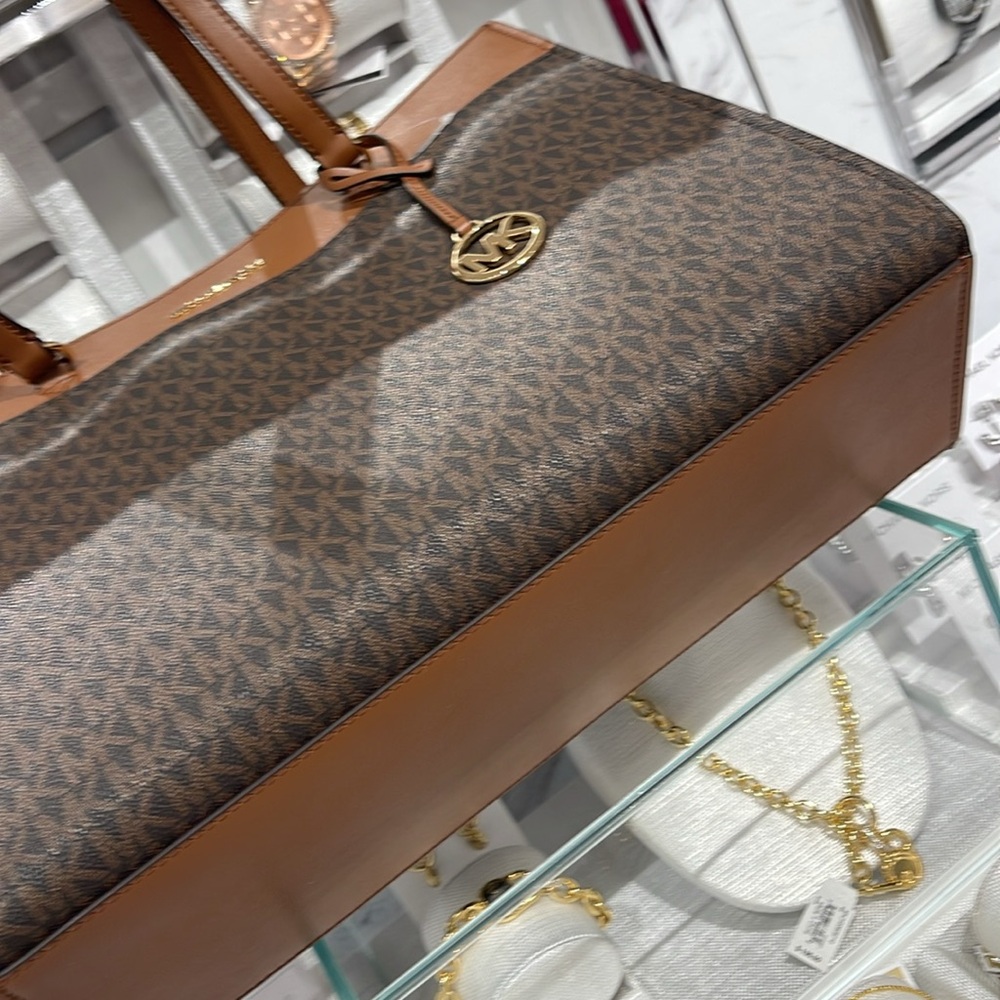 Michael Kors Jet Set Travel Large Signature Logo Pocket Tote Bag
Brown NWT - Picture 5 of 16